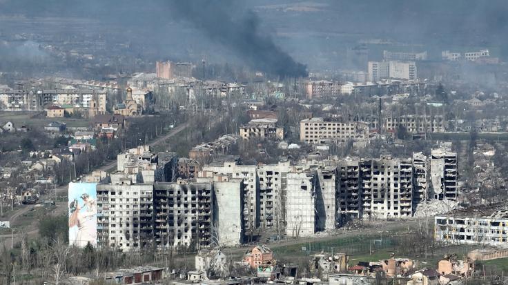 Zadnje mesece se v Ukrajini bijejo spopadi za mesto Bahmut v regiji Doneck. Ukrajinci zadržujejo ruske sile v tem mestu, da lahko v ozadju na noge postavljajo operativno rezervo. Na drugi strani tudi Rusi v boj za to mesto, ki je po mnenju nekaterih vojaških analitikov brez kakšne večja strateške pomembnosti, ne pošiljajo svojih najboljših enot ali rezerviste, ki so jih vpoklicali lani jeseni, ampak plačance skupine Wagner. Ruska stran ima tako v zaledju fronte na voljo še veliko sil. | Foto: Reuters