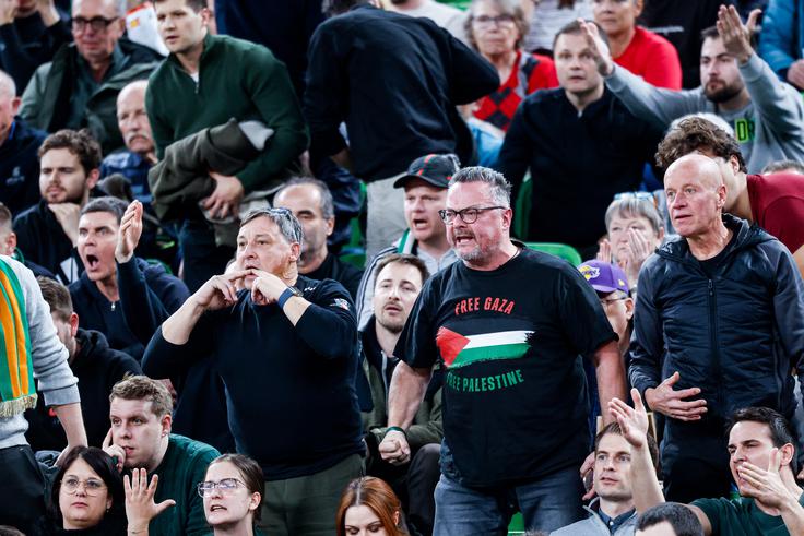 Ljubljanski navijači niso skrivali jeze. | Foto: Aleš Fevžer