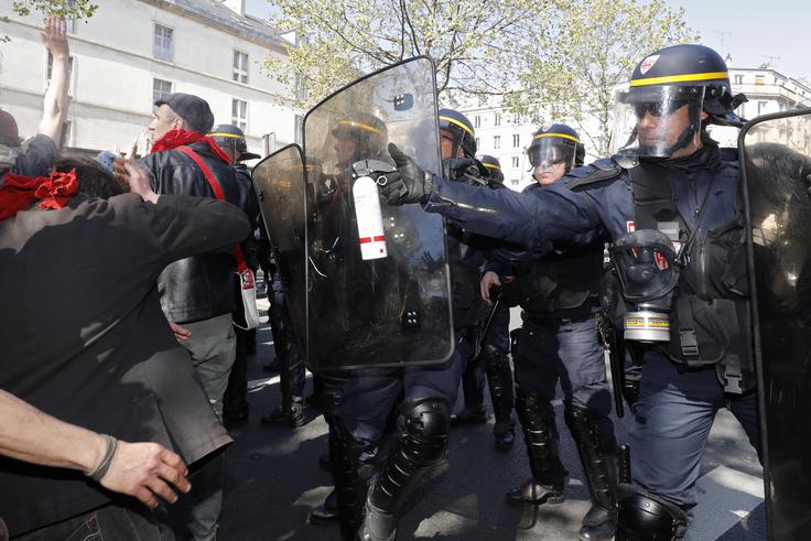V francoski prestolnici, kjer so letošnji prvomajski shodi v znamenju nasprotovanja reformi trga dela, je policija s solzivcem skušala ločiti skupine protestnikov, ki so namerno iskali spopade z varnostnimi organi. | Foto: Reuters
