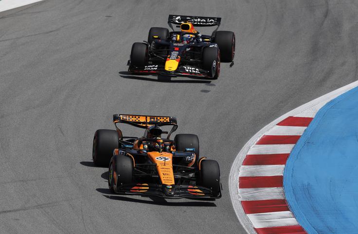 Verstappen je bil s taktiko postanka več hitrejši od McLarna. | Foto: Reuters