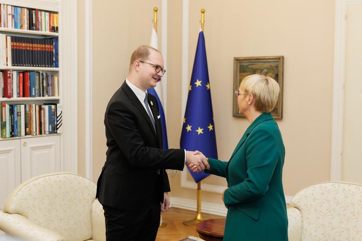 Leta 2022 so Uroša Ocepka razglasili za slovenskega učitelja leta. Sprejela ga je tudi predsednica Nataša Pirc Musar. | Foto: STA