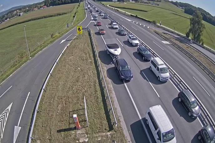 gneča Tepanje | Kolona vozil pred odcepom za Dramlje | Foto promet.si