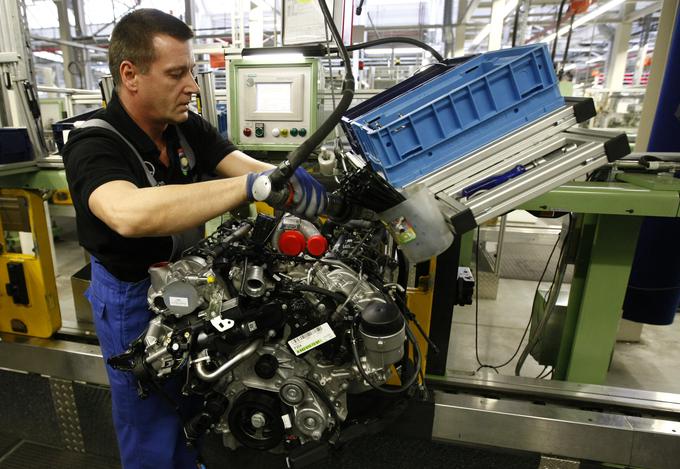 V Mercedesovi tovarni je prišlo do nesoglasij med delavci, ki sestavljajo motorje z notranjim izgorevanjem (baza zaslužka večine avtomobilskih proizvajalcev) in uprav družb, ki napovedujejo premik v smer elektromobilnosti. | Foto: Reuters
