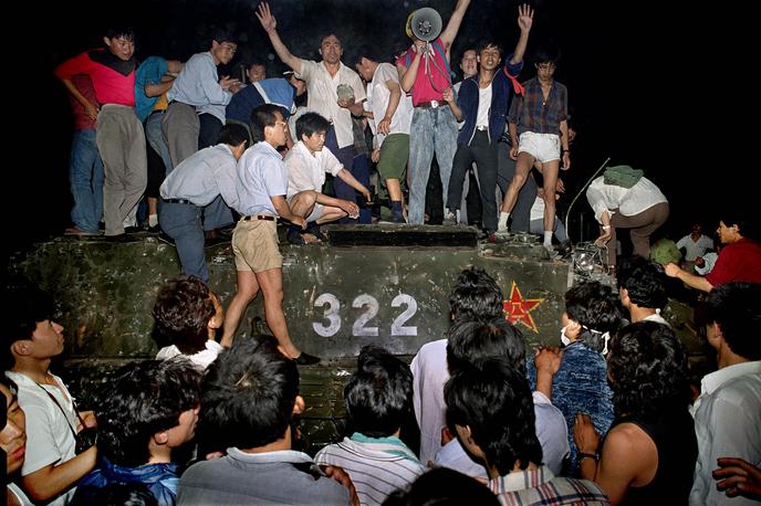 Trg nebeškega miru, Peking, 4. junij 1989 | Na Trgu nebeškega miru so kitajske oblasti 4. junija 1989 z vojsko in tanki zaustavile večtedenske shode ljudi, ki so zahtevali politične spremembe in odpravo korupcije. Po uradnih podatkih kitajskih oblasti je bilo ubitih 241 ljudi, od tega 36 študentov, medtem ko oporečniki trdijo, da je bilo ubitih več tisoč. | Foto Guliverimage