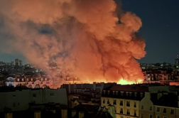 Velik požar sredi Pariza: zgorela pomembna znamenitost #video
