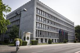 Popravilo policijske hiške pred parlamentom.