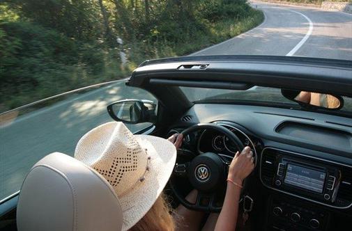 Vročinski val in avtomobili: nevarnosti vožnje z odprto streho