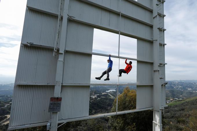 Pred podelitvijo oskarjev sta se Honnold in Chin povzpela do znamenitega znaka Hollywood in plezala po črki H.  | Foto: Reuters
