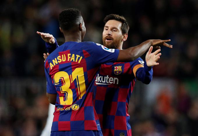 V napadu Barcelone ga je zelo pogrešal tudi Lionel Messi. Ko se je mladi španski reprezentant vrnil na igrišče, je prevzel ravno dres s številko 10, ki ga je pred njim na Camp Nouu nosil Argentinec. | Foto: Reuters