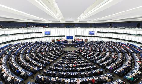 V Evropskem parlamentu zmaga desnice, pretresi v največjih državah