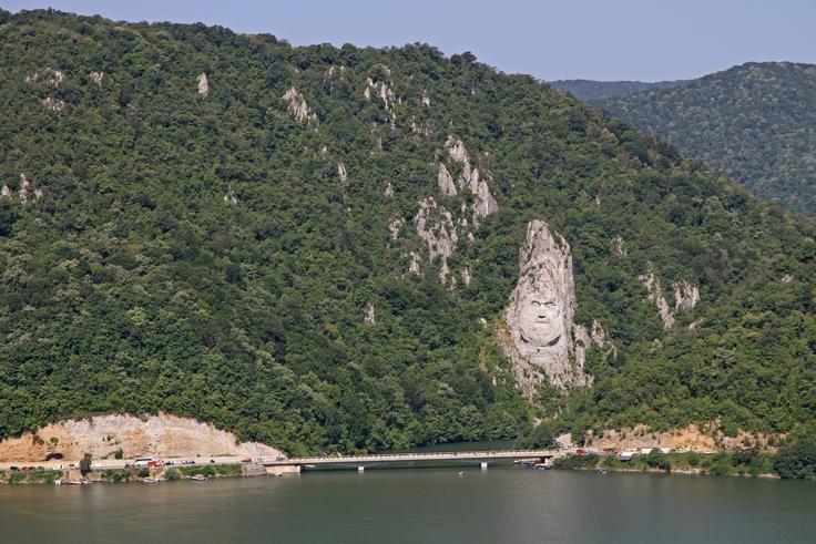 Preden so Rimljani zasedli Dakijo, tj. območje, ki je pokrivalo velik del današnje Romunije, so na tem prostoru živeli Dačani, indoevropsko ljudstvo, ki je bilo sorodno Tračanom – ti so živeli na območju današnje Bolgarije. Ker so Romuni (zmotno) prepričani, da so potomci Dačanov, je to antično ljudstvo pomemben del njihove nacionalne identitete. Na fotografiji vidimo izklesani obraz zadnjega dačanskega kralja Decebala v skali nad reko Donavo na meji s Srbijo. Rimski cesar Trajan je leta 106 premagal Decebala in zasedel Dakijo oziroma del nje. Zaradi pritiska germanskih ljudstev, kot so Goti, so se Rimljani v letih 271–275 umaknili iz Dakije ter južno od Donave ustanovili novo provinco z imenom Dakija. | Foto: Guliverimage