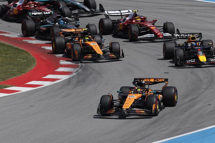 Barcelona Oscar Piastri Max Verstappen McLaren red Bull | Na štartu je Oscar Piastri obdržal prvo mesto, Max Verstappen pa je prehitel Landa Norrisa. | Foto Reuters