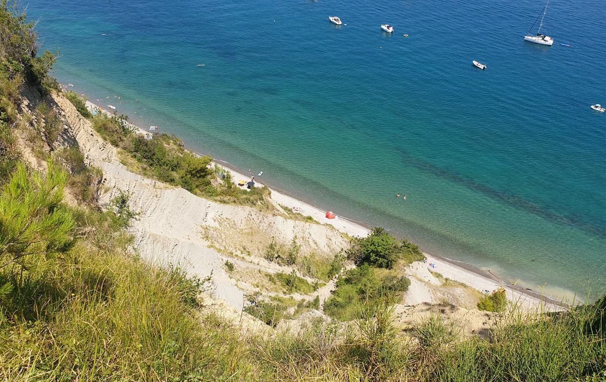 Belvedere plaža obala morje | Državna volilna komisija (DVK) je za glasovanje na referendumu o noveli zakona o vodah prejela več kot 5300 vlog. | Foto Metka Prezelj