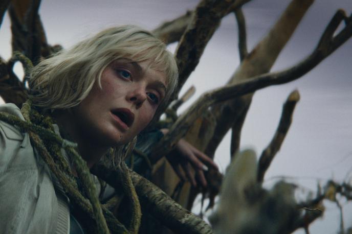 Predator Mrtva zemlja | Sprva se zdi, da je lik Elle Fanning še ena stereotipna manična piksijevka, torej ekscentrično dekle, ki naredi vse za podporo glavnega junaka, a lik preseneti z globino. In smrtonosnostjo. | Foto Blitz Film & Video Distribution