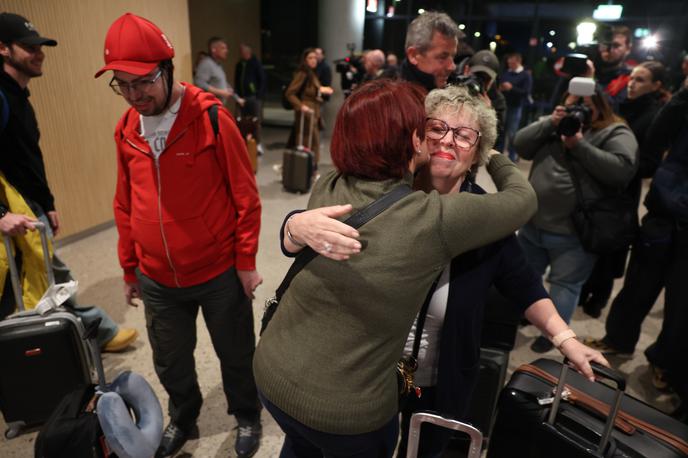 Prihod potnikov iz Omana | Veselje slovenskih potnikov, ki so potovali iz Dubaja, in njihovih sorodnikov ter prijateljev ob vrnitvi v Slovenijo. | Foto Bojan Puhek