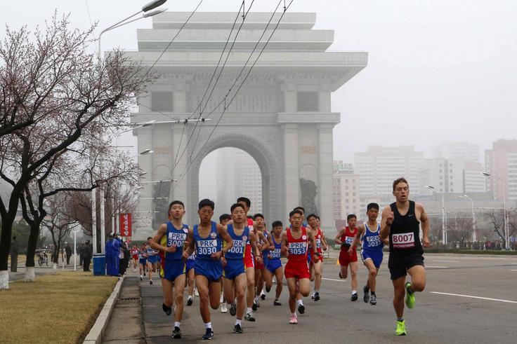 Na fotografijah, ki jih je na Instagramu objavil Britanec Simon Cockerell, vodja agencije Koryo Tours iz Pekinga, sicer uradni partner maratona, je videti tekmovalce, ki tečejo na ulicah, kot tudi gledalce na tribunah stadiona. | Foto: Guliverimage