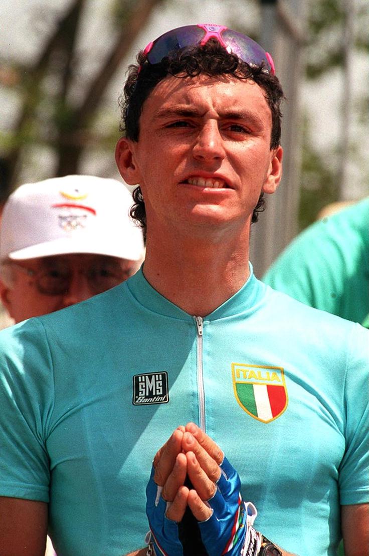 Italijanski kolesar Fabio Casartelli je leta 1995 med spustom z vrha Col du Portet d'Aspet v Pirenejih grdo padel in umrl za posledicami poškodb.  | Foto: 