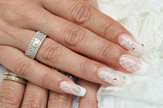 Čipka na nohtih: eleganten trend, ki osvaja družbena omrežja