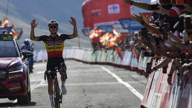 Kaj se skriva v ozadju zmagovalne geste Remca Evenepoela? #video