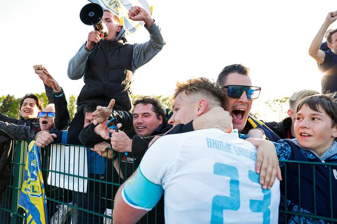 Brinje Grosuplje | Grosuplje proslavljajo največji nogometni uspeh v zgodovini. Brinje se bo 13. maja v Celju potegoval za pokalno lovoriko kot drugoligaš, v knežje mesto pa se bo odpravilo ogromno navijačev in krajanov. | Foto Aleš Fevžer