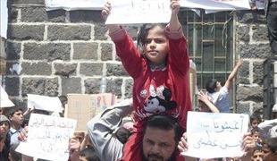 Sirija: V protestih znova več kot 60 mrtvih