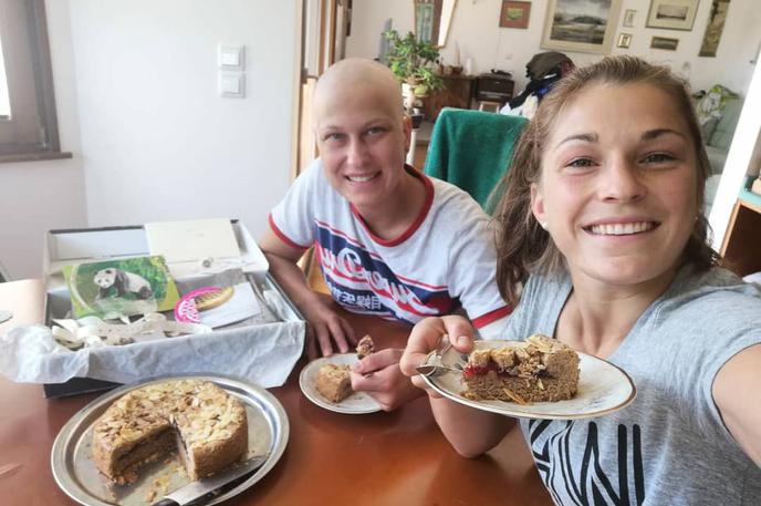 sestri Štangar | 24-letna judoistka Anja Štangar konec meseca zaključuje zdravljenje raka bezgavk in se počasi vrača na tatamije. Njena dve leti mlajša sestra Maruša je tam pred tednom dni osvojila nov naslov državne prvakinje. | Foto Facebook.com/stangarsisters