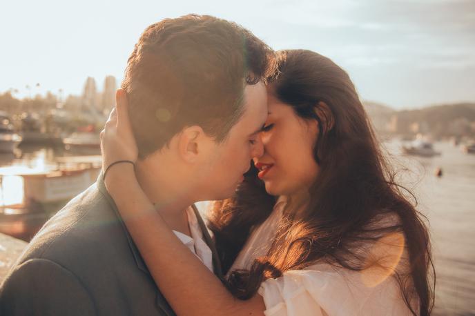 poljub, poljubljanje | Naprava parom, ki so v razmerju na daljavo, omogoča izkušnjo pravega poljuba. | Foto Pixabay