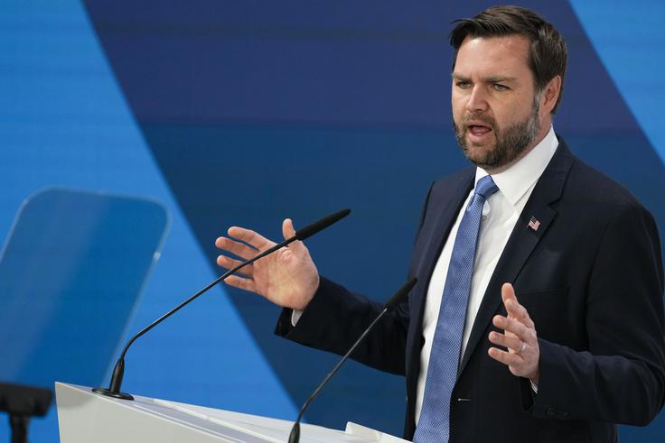 J. D. Vance Ker bi zmaga Simiona ali Georgescuja oslabila enotnost EU, ne preseneča, da je ameriški podpredsednik J. D. Vance na Münchenski varnostni konferenci februarja letos napadel odločitev romunskega ustavnega sodišča o razveljavitvi lanskih predsedniških volitev. Trumpova administracija in ameriški republikanci bi seveda radi videli, da bi v nedeljo zmagal evroskeptični Simion. ZDA so letos februarja z (domnevnimi) pritiski na Romunijo tudi dosegle, da so romunske oblasti iz pripora izpustile brata Andrewa in Tristana Tatea, ki ju med drugim obtožujejo spolnih zlorab in trgovine z ljudmi. Vplivnež Andrew Tate je zelo priljubljen med Trumpovimi republikanci. | Foto: Guliverimage