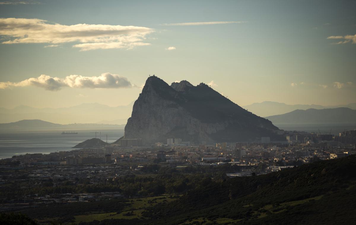 Gibraltar, koronavirus | Gibraltar leži na skrajnem jugu Iberskega polotoka. Pod britansko suverenostjo je od leta 1713, a si ga Španija vedno znova lasti zase. Ima izjemno velik strateški pomen, saj Gibraltarska ožina povezuje Atlantik in Sredozemsko morje ter Evropo in Afriko. | Foto Guliver Image