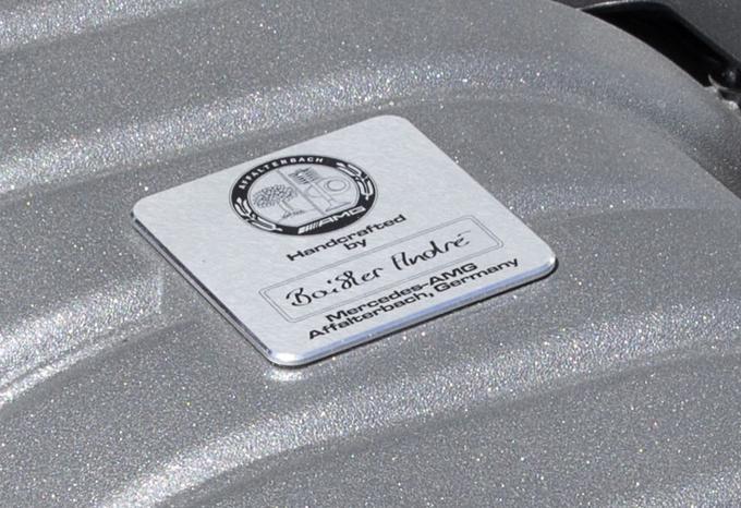 Podpis inženirja na Mercedesovem motorju AMG, ki ga je ročno sestavil. | Foto: Mercedes-Benz