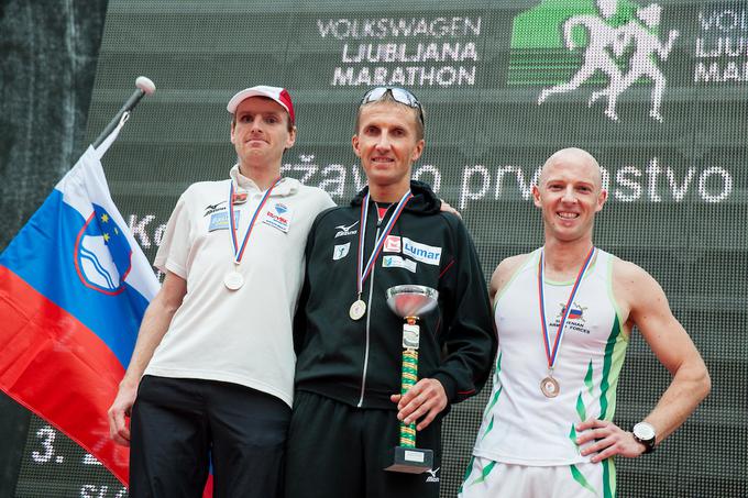 Z Robertom Kotnikom in Alešem Žontarjem na zmagovalnem odru ljubljanskega maratona leta 2013.  | Foto: Vid Ponikvar