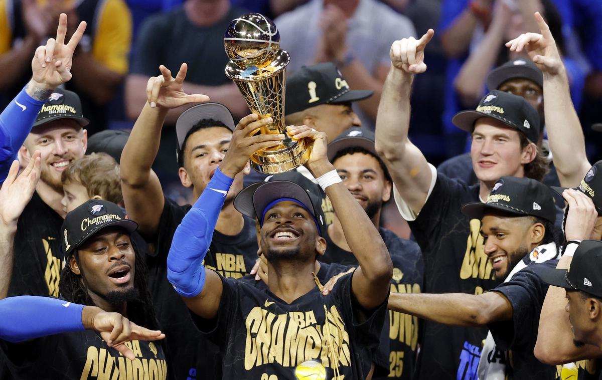 OKC Oklahoma Indiana | Kanadčan Shai Gilgeous-Alexander je po priznanju za MVP igralca rednega dela sezone prejel še priznanje za MVP igralca finalne serije in prvič v karieri osvojil šampionski prstan v ligi NBA. | Foto Reuters