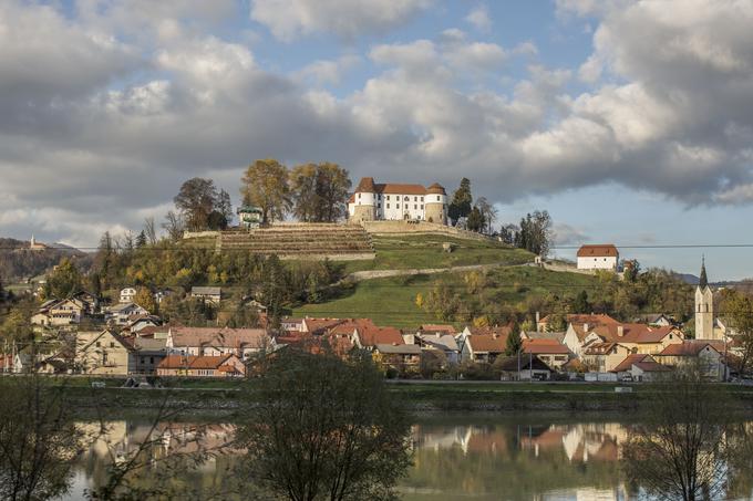 Sevnica, mestece, ki je po drugi svetovni vojni doživelo gospodarski razvoj. V tem mestu sta si kruh služila tudi Viktor z Jagnjenice pri Radečah in Amalija z Rake. Zgodba, ki jo morda ne bi bilo, če ne bi bilo – tudi ideološko pogojene – pospešene industrializacije Slovenije po drugi svetovni vojni. | Foto: Matej Leskovšek