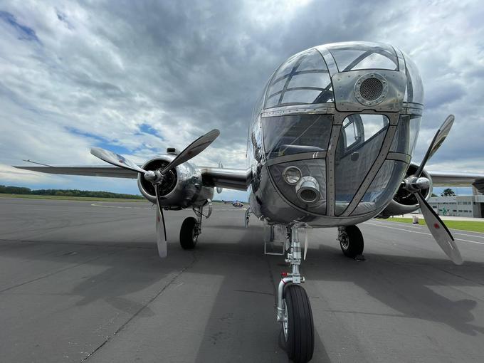 Unikaten sprednji del na letalu north american B-25J "mitchell". To letalo iz leta 1945 poganjata dva motorja, ki imata vsak po 1.700 "konjev" moči. V njem je prostora za dva pilota in do pet potnikov. 
 | Foto: Gregor Pavšič