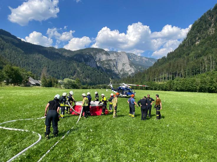Pri gašenju požara je gasilcem pomagal policijski helikopter. | Foto: Letalska policijska enota GPU