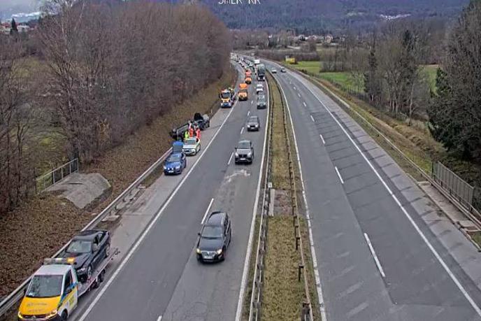 Nesreča na gorenjski avtocesti, povsod po cestišču so predmeti