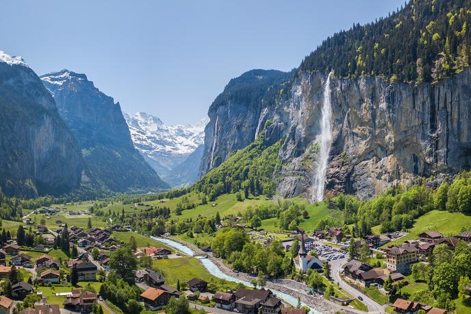 Lauterbrunnen, Švica | Lauterbrunnen se ponaša z zelenimi dolinami, visokimi pečinami in kar 300 metrov visokim slapom Staubbach, ki pritegne veliko število turistov. | Foto Shutterstock