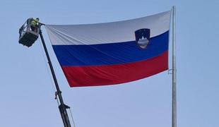 Čigava je? Ob avtocesti 25 metrov visoka zastava Slovenije. #video