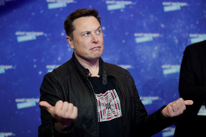 Elon Musk | Elon Musk je novembra lani tudi sam prebolel covid-19, bolezen je opisal kot prehlad. Zaradi tega je sicer zamudil novembrsko izstrelitev rakete s človeško posadko, ogledati si jo je moral od doma. Tudi takrat sicer ni šlo brez kontroverznosti, saj je Musk glasno dvomil o zanesljivosti testov za ugotavljanje okužbe z novim koronavirusom. | Foto Reuters