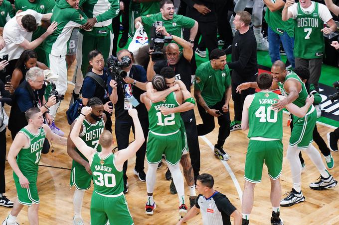 Veselje košarkarjev Boston Celtics ob osvojenem naslovu prvakov. | Foto: Reuters