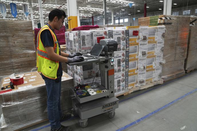 skladišče podjetja Amazon | Vodstvo je zaposlene v podjetju Amazon obvestilo, da bo manj ljudi potrebnih za nekatera dela, ki jih bo prevzemala umetna inteligenca. | Foto Guliverimage