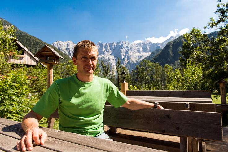 Drejc Karničar, lastnik turistične kmetije Šenkova domačija na Jezerskem, je bil prvi, ki je župana Jezerskega Jureta Rebolja seznanil z mrežo Gorniških vasi. | Foto: Klemen Korenjak