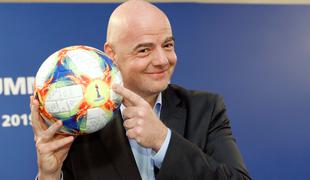 Pravnik, ki vse bolj jezi Uefo, ostaja na čelu svetovnega nogometa