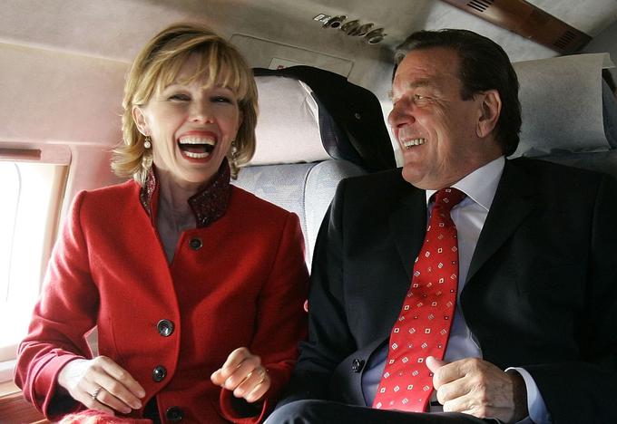 Schröder s svojo četrto ženo, novinarko in političarko Doris Köpf, od katere se je ločil leta 2018. Še istega leta se je poročil s Soyeon Kim. | Foto: Reuters