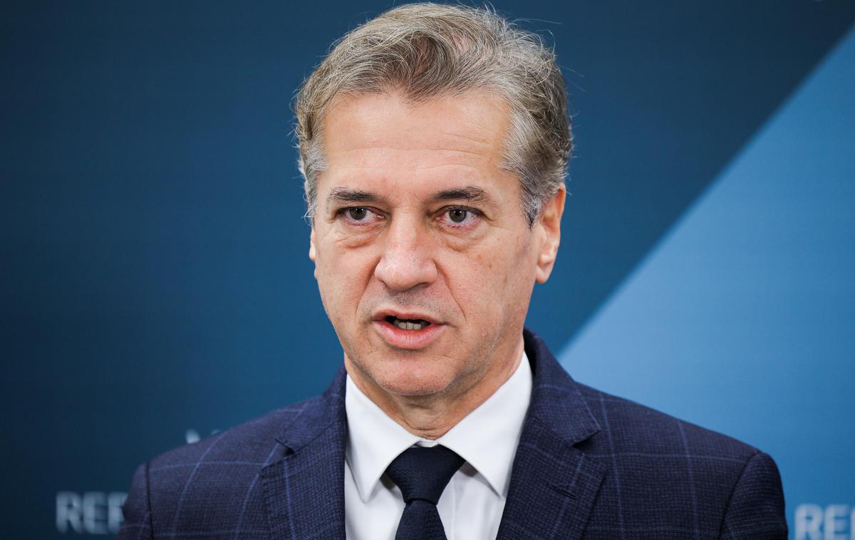 Robert Golob | V četrtek so na ministrstvu za delo za STA napovedali, da bo vlada seznam dejavnosti obravnavala že danes v Mariboru, shemo pa naj bi nato sprožila prihodnji teden. A te točke kljub ponavljajočim se pozivom gospodarstva, zadnji je danes prišel iz Gospodarske zbornice Slovenije, na seji ni bilo na dnevnem redu. Kdaj bo oz. ali bo to na dopisni seji, ni jasno. | Foto STA