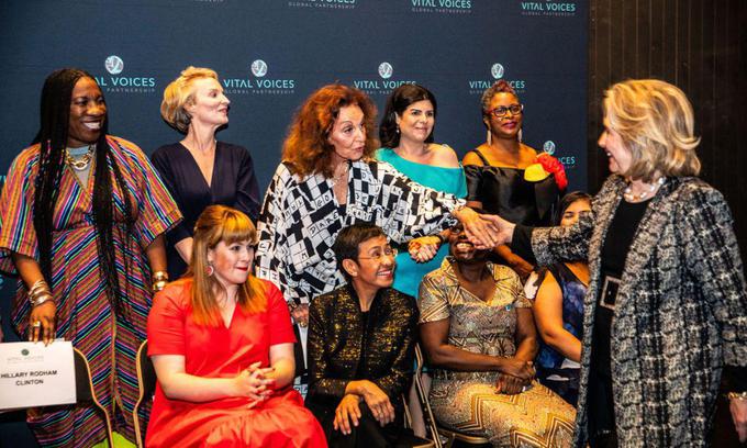 Nagrado Vital Voices Global Leadership, ki jih podeljujejo voditeljicam gibanj za človekove pravice, ekonomsko opolnomočenje in politične spremembe, je v četrtek v Washingtonu podelila  ustanoviteljica gibanja Jaz tudi (#MeToo) Tarana Burke (levo zgoraj), dobitnice pa je pozdravila tudi bivša ameriška državna sekretarka Hillary Clinton. | Foto: Lastni arhiv