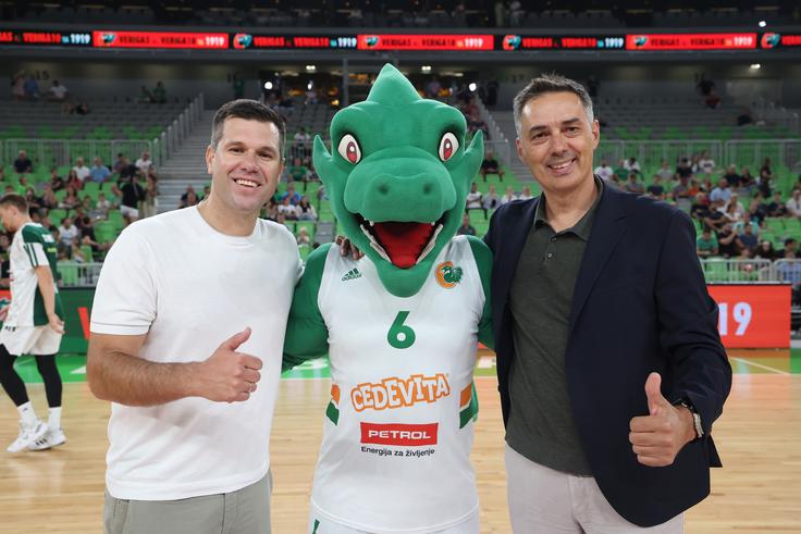 Sani Bečirović, nekdanji športni direktor Cedevite Olimpije, zdaj dela za Panathinaikos. Pred tekmo sta se športno pozdravila z direktorjem ljubljanskega kluba Davorjem Užbincem. | Foto: www.alesfevzer.com
