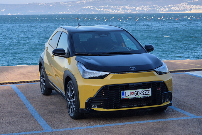 Toyota aygo X | Športna različica ayga X razkazuje bojno obarvan pokrov motorja in ostrešja ter široko trodimenzionalno oblikovano masko GR sport. Žarometa z meglenkama in vse preostale svetlobne enote delujejo s tehnologijo LED. | Foto Aleš Črnivec