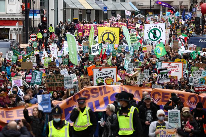 Protestniki v Londonu z napisi na plakatih pozivajo k opuščanju fosilnih goriv in takojšnji prekinitvi novih investicij v ta sektor. Zavzemajo se tudi za pravično podnebno kompenzacijo t. i. globalnemu jugu, torej revnejšim državam. | Foto: Reuters