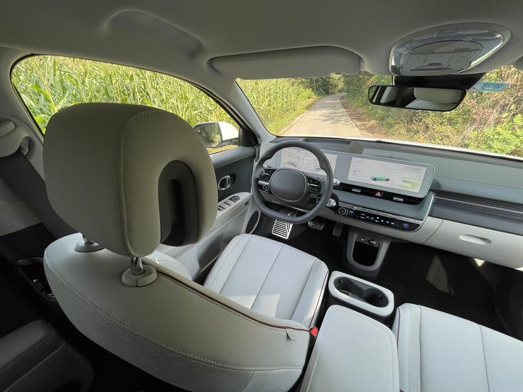 Hyundai med glavne tekmece šteje volkswagna ID.4, škodo enyaq in forda mustanga mach-e. Nemogoče pa se je izogniti tudi primerjavam s teslami, ki jim tale “korejec” v primerljivem razredu kot prvi tehnološko resneje sledi. V notranjosti je ioniq 5 vendarle manj drastično poseben in drugačen od avtomobilov, ki smo jih bili vajeni do zdaj. To bodo določeni krogi kupcev znali ceniti. | Foto: Gregor Pavšič
